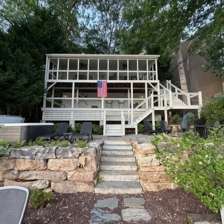 Warluskee Luxury Lakefront Cottage w/ Hot Tub