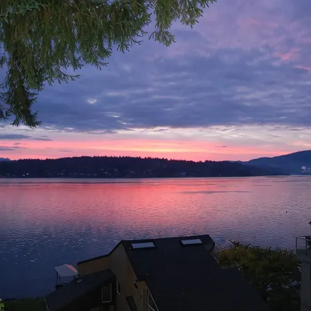 Waterfront & View-Near Seattle on Lake Sammamish in Bellevue