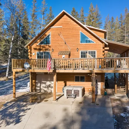 Beautiful Terry Peak Cabin, WiFi, Hot Tub. Game Room