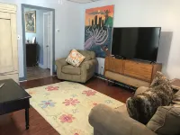 Explore Pittsburgh from a Modern, Hip Bungalow - บังกะโล