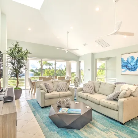 Island Luxury, Upscale, Walk to Sombrero Beach!