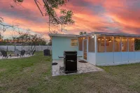 Sunshine Daydream Beach Bungalow. Walk to Beach! Great for Families! Firepit! - 2 stjerner