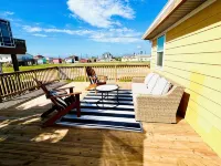 Boho Beach Bungalow with new deck walking distance from the Gulf - 3つ星
