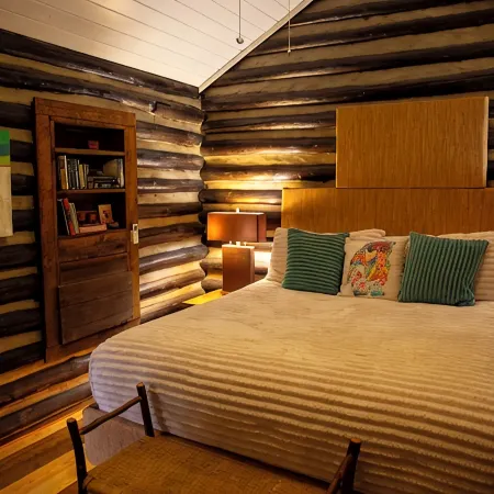 Designer 1880s Log Cabin - 2 Private King Suites - Walk to Mentone