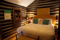Designer 1880s Log Cabin - 2 Private King Suites - Walk to Mentone - Chalets