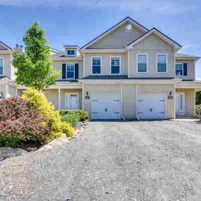 ⭐️ Spacious Mountaintop Oasis at Camelback | 2,500 SF w/ Game Room, Deck & A/C Hotel Exterior