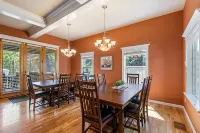 Royal Oak Manor Lrg Private Home and Yard Sleeps 18! - Bungalows