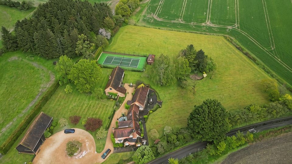 Barn conversion, 10 mins from Henley-on-Thames. Tennis court & indoor pool.
