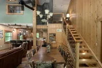 Luxury Waterfall Lodge & Guest House with Firepit, Hiking Trails, WiFi, Creek - Chalets