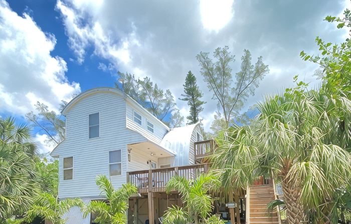 Island Beach Barn - charming vacation house with bay/dock and beach access