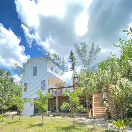 Island Beach Barn - charming vacation house with bay/dock and beach access