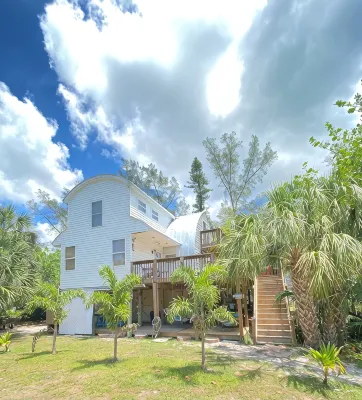 Island Beach Barn - charming vacation house with bay/dock and beach access - Homestays