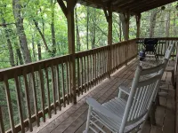 Honeysuckle Cabin on Acre!~Easy Drive!-5 mins. to Parkway~Pool Table & Hot Tub! - シャレー