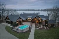Private lakeside retreat with pool, hot tub, and sauna - Chalets