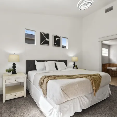 Modern 4BR w/ Hot Tub - Fire Pit - Stylish Stay