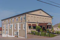 Harbor House Inn - parking