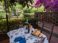 Il Giardino di Ada Ground Floor Studio with AC and Patio - Apartemen