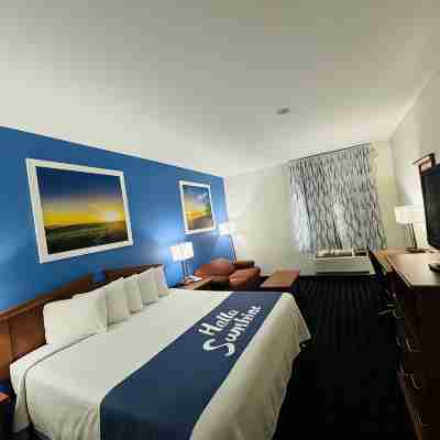 Days Inn & Suites by Wyndham Cambridge Rooms