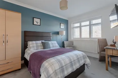 Room in Guest Room - Apple House Wembley Hotels near MILLENNIUM CRANE HIRE LONDON CRANE HIRE