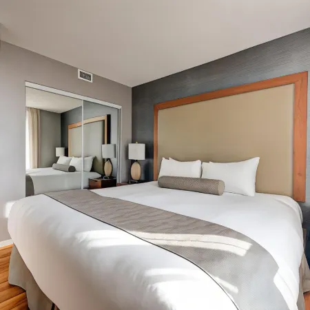 Carmana Hotel & Suites Отели рядом с достопримечательностью «Улица Робсон-стрит»