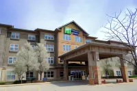 Holiday Inn Express & Suites Chicago West-Roselle Hotel berhampiran ALDI