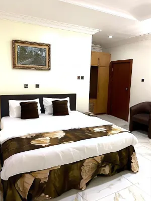 NUE-Crest Hotels & Suites Hotels near Ifemelumma Shopping Complex