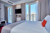 Holiday Inn Express Amsterdam - City Hall Hotel dekat Claes Claeszoon Hofje