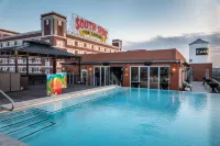 Canvas Hotel Dallas - Rooftop Pools