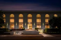 Best Western Plus Travel Inn Hotel Hotel dekat University Cafe