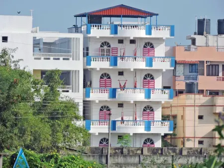 Holi-Wood Guesthouse Отели рядом с достопримечательностью «Pondicherry french city (White Town)»