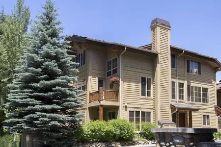 Luxury townhouse with Baldy Views, walk to town/River Run Lodge