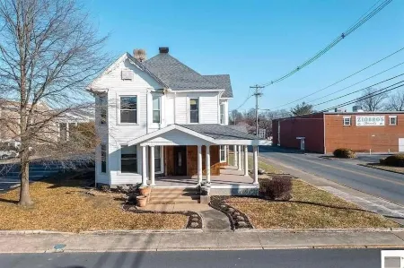 Lake Country House on City Square