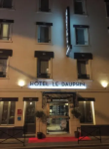 Hotel Dauphin Hotels near La Defense Station