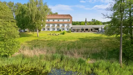 Seehotel Mühlenhaus Отели в г. Бриц