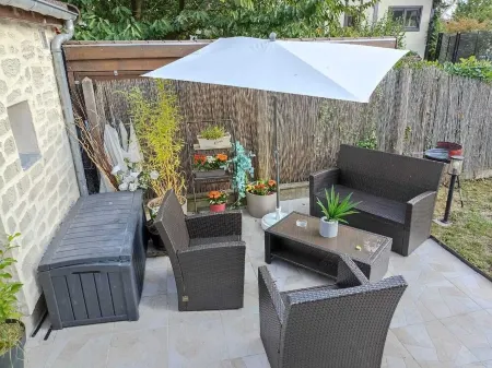 House 20 min from Paris (line h) + CDG airport link. 5 min walk to transport.