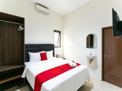 RedDoorz @ Urip Sumoharjo Solo Hotels in Jebres