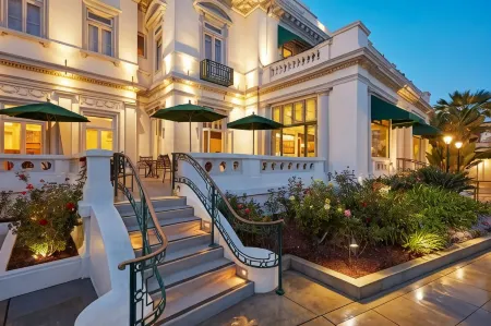 Glorietta Bay Inn Отели рядом с достопримечательностью «Vietnam Unit Memorial Monument»