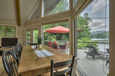 Charming Lakefront Retreat with Scenic Mountain Views - Cozy Escape Отели в г. Резерфорд