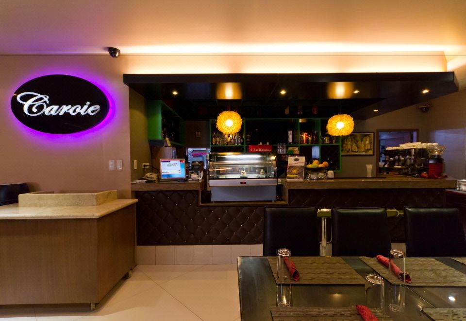 2. 얼루어 호텔 앤..