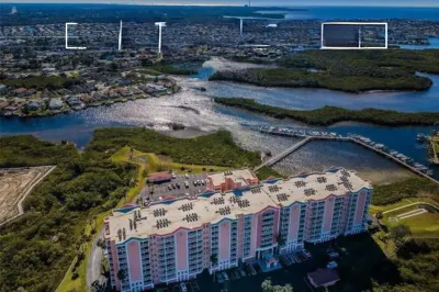 Walk to dwnt/7min to beach/king bed/Free parking Hotel in zona New Port Richey Recreation & Aquatic Center