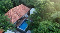 Arumdalu Private Resort - Pools
