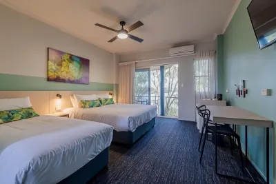 نايتكاب آت نورثرن جراوندز Hotels near سن شاين كوست