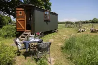 Harbour Ranch Hut - Rustic Countryside Escape Hotels in 