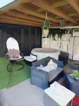 Large single-storey apartment with garden near beach