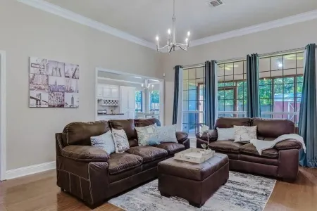 Cheerful 3-bedroom 2bathroom with garage Отели рядом с достопримечательностью «R. W. Norton Art Gallery»