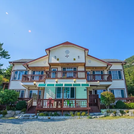 Namhae Sea Forest Pension Отели рядом с достопримечательностью «Храм Пориам»