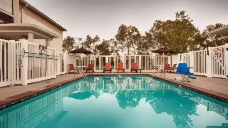 Best Western Zachary Inn Отели рядом с достопримечательностью «Парк Бейкер»