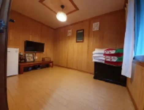 Hanok Moryeon Hotels near PungnamMun