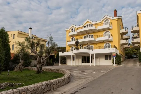 Hotel Crnogorska Kuća Отели рядом с достопримечательностью «Собор Воскресения Христова»