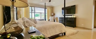 Luxury 4BR Villa + Guesthouse & Pool @Buenaventura Hotel a 